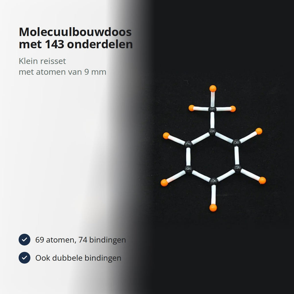 Molecuulmodel gebouwd met de molecuulbouwdoos: zesring van zwarte koolstofatomen met oranje waterstofatomen en witte bindingen op een zwarte achtergrond, met de tekst: molecuulbouwdoos met 143 onderdelen, klein reisset met atomen van 9 mm; 69 atomen en 74 bindingen, ook dubbele bindingen