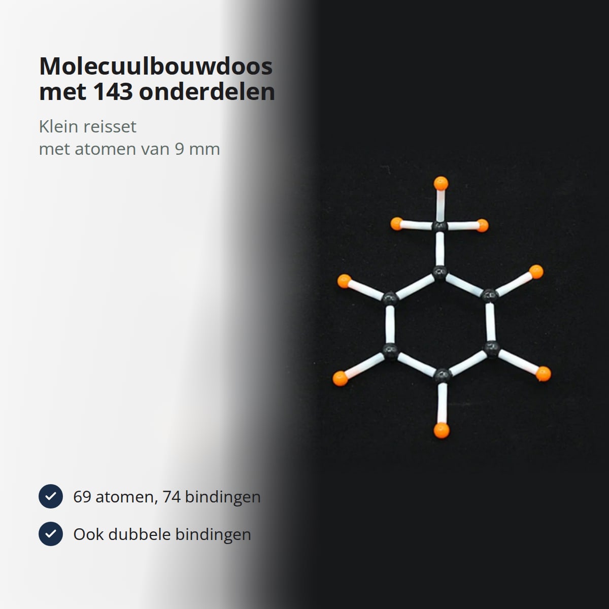Molecuulmodel gebouwd met de molecuulbouwdoos: zesring van zwarte koolstofatomen met oranje waterstofatomen en witte bindingen op een zwarte achtergrond, met de tekst: molecuulbouwdoos met 143 onderdelen, klein reisset met atomen van 9 mm; 69 atomen en 74 bindingen, ook dubbele bindingen