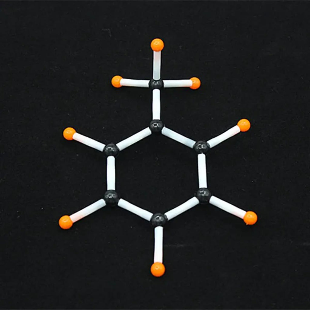 Zesring van zwarte koolstofatomen met oranje waterstofatomen en witte plastic buisjes, gebouwd met de molecuulbouwdoos