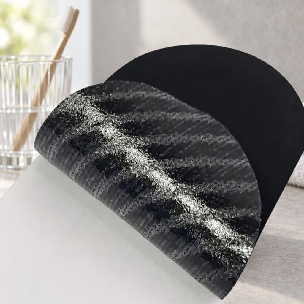 Strip mondtape op een badkamerplank naast een glas met een tandenborstel