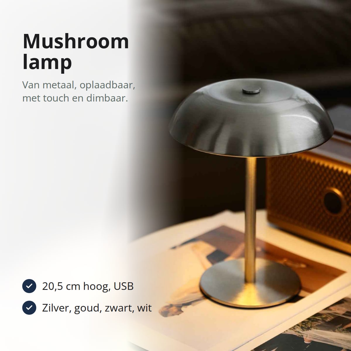Mushroom lamp van geborsteld metaal met ronde hoed, aan op een tafel naast een oude radio en foto's