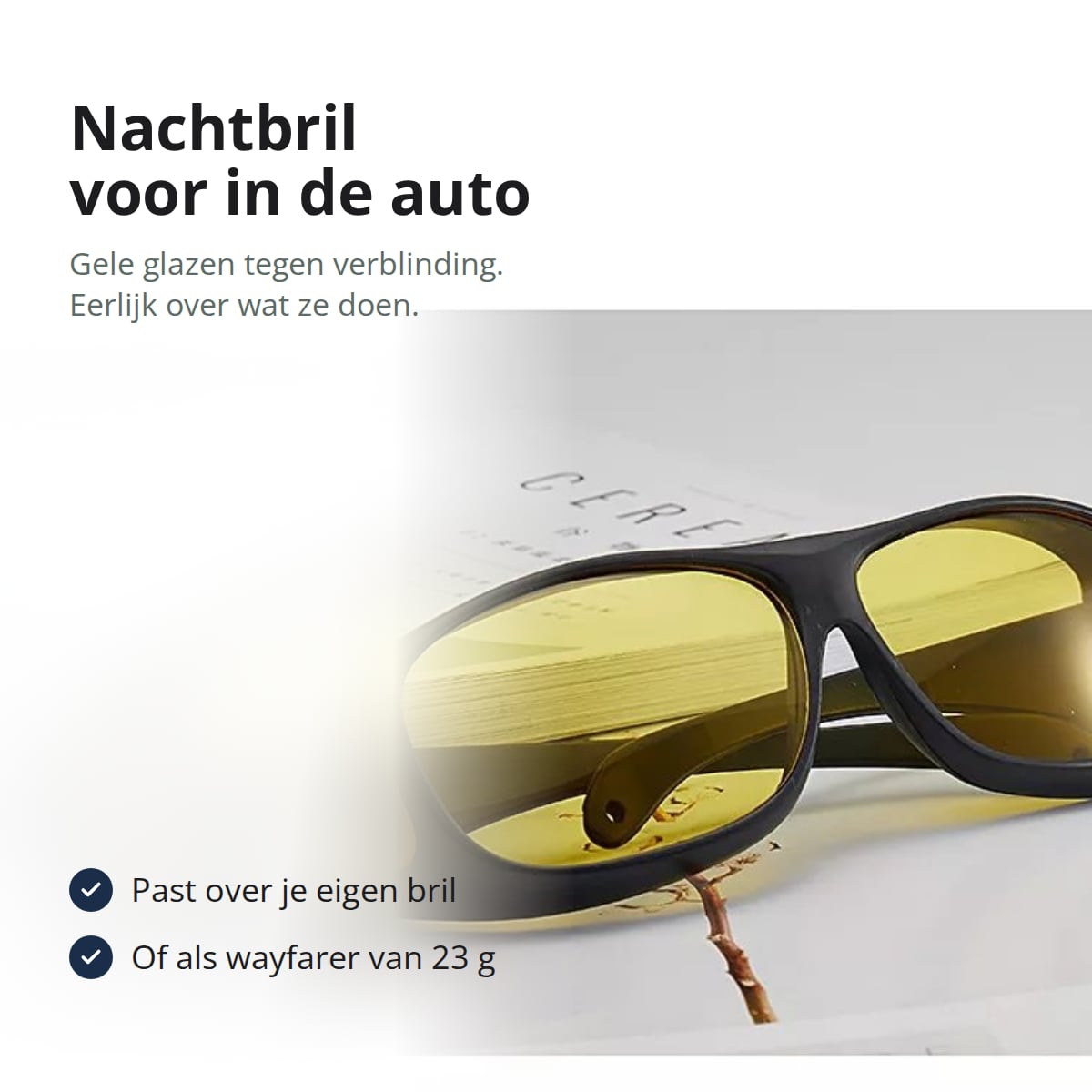 Nachtbril voor in de auto met gele glazen en zwart montuur die over je eigen bril past, liggend op een tijdschrift