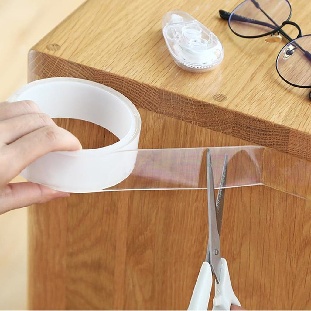Hand knipt met een schaar een stuk nano tape van de rol
