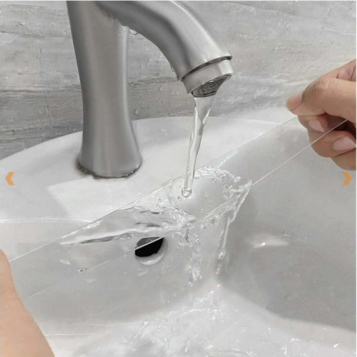 Nano tape onder stromend water in een wastafel om de kleefkracht terug te krijgen