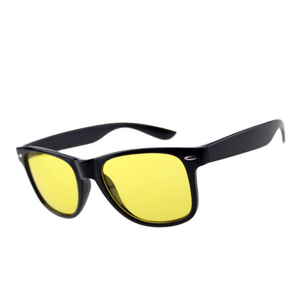 Het wayfarermodel met gele glazen en zwart montuur, schuin van voren gezien