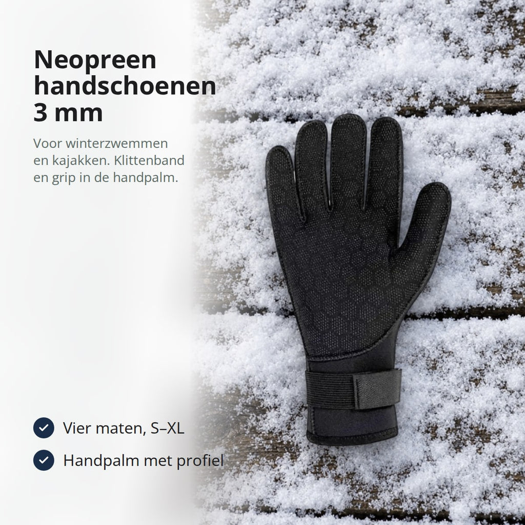 Zwarte neopreen handschoen op een besneeuwde steiger, met de tekst: neopreen handschoenen 3 mm, voor winterzwemmen en kajakken, klittenband en grip in de handpalm; vier maten, S–XL; handpalm met profiel
