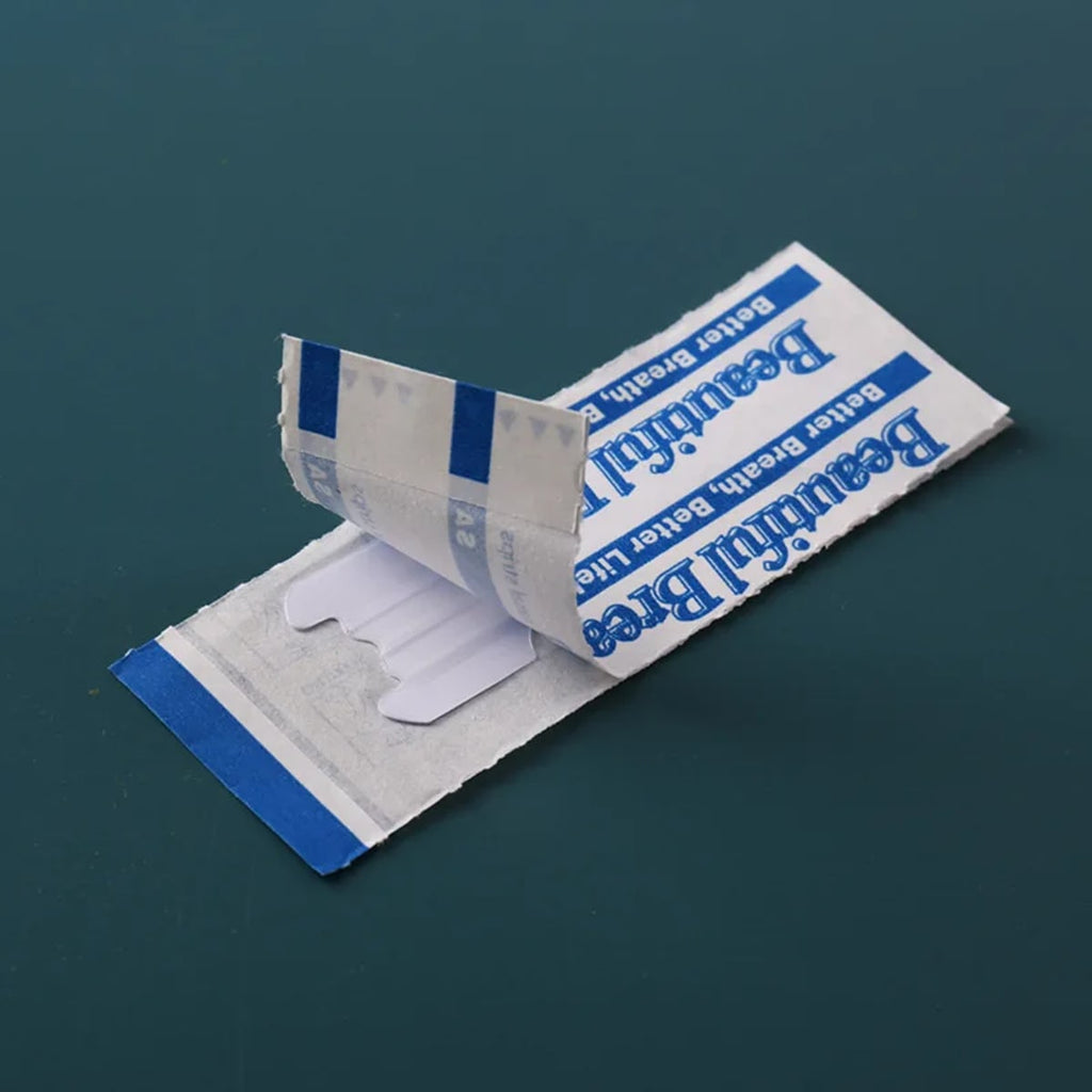Een geopend zakje met een neusstrip op de beschermfolie