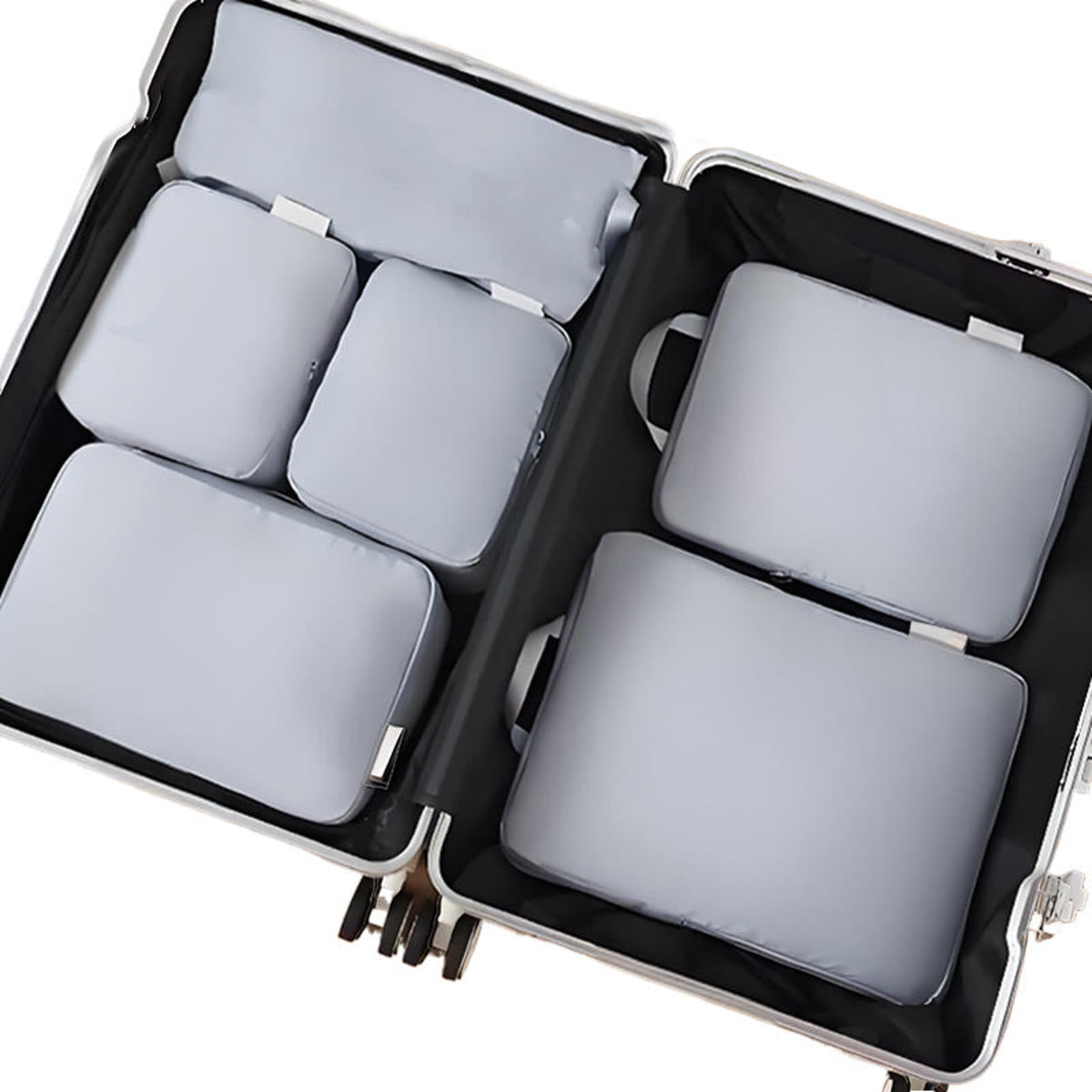 Packing cubes in grijs: zes packing cubes plat in een open koffer, van bovenaf gezien