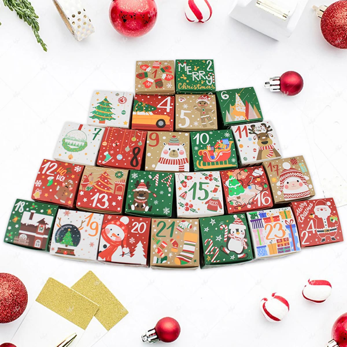 De 24 doosjes van de adventskalender als piramide, van bovenaf gezien, met kerstballen eromheen
