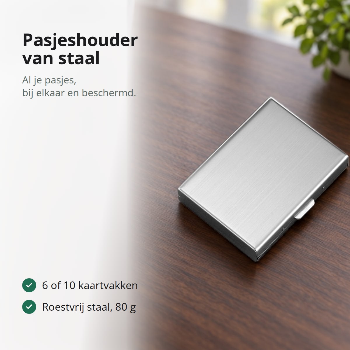 Pasjeshouder van geborsteld staal op een bureau van donker hout
