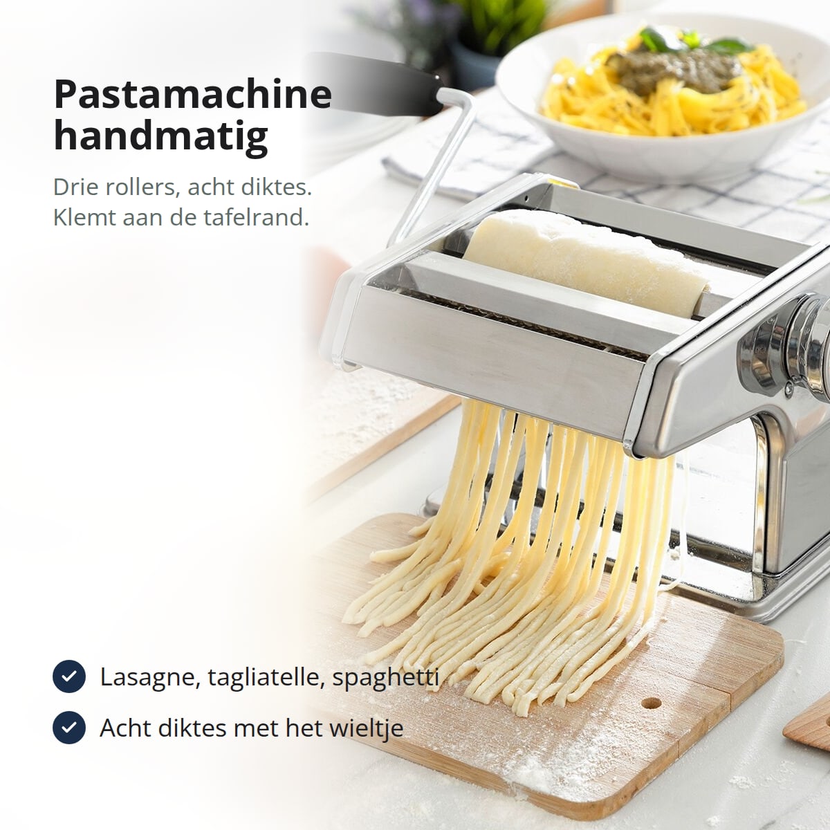 Handmatige pastamachine van metaal, met tekst: lasagne, tagliatelle en spaghetti, acht diktes met het wieltje