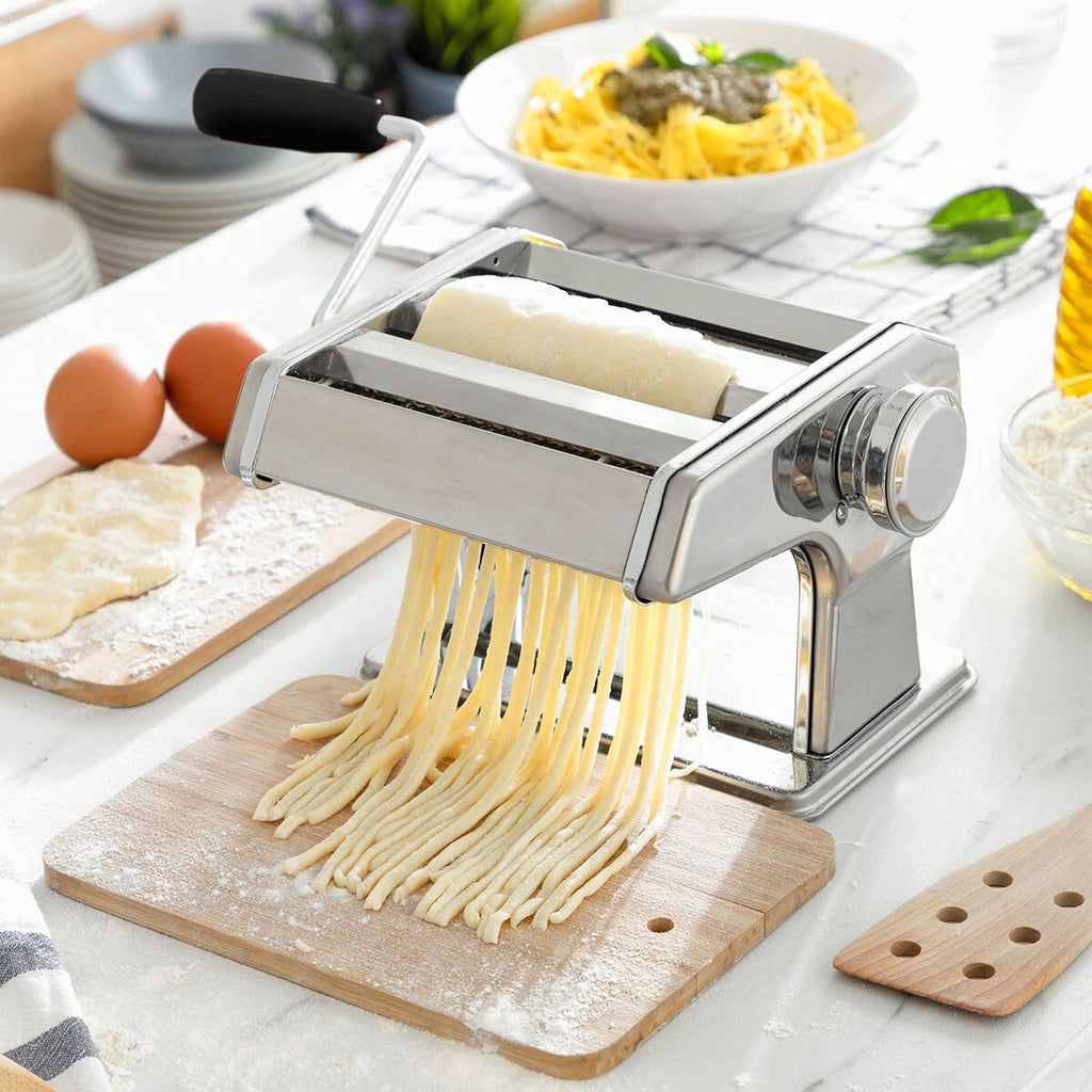 Tagliatelle komt uit de roller en valt op een houten plank