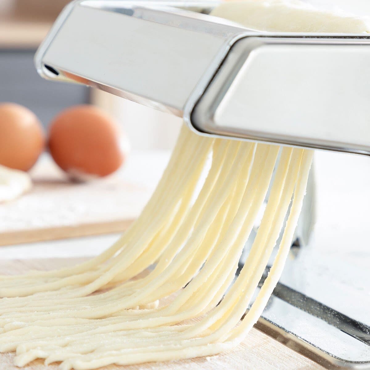 Close-up van spaghetti die door de smalle roller wordt gesneden