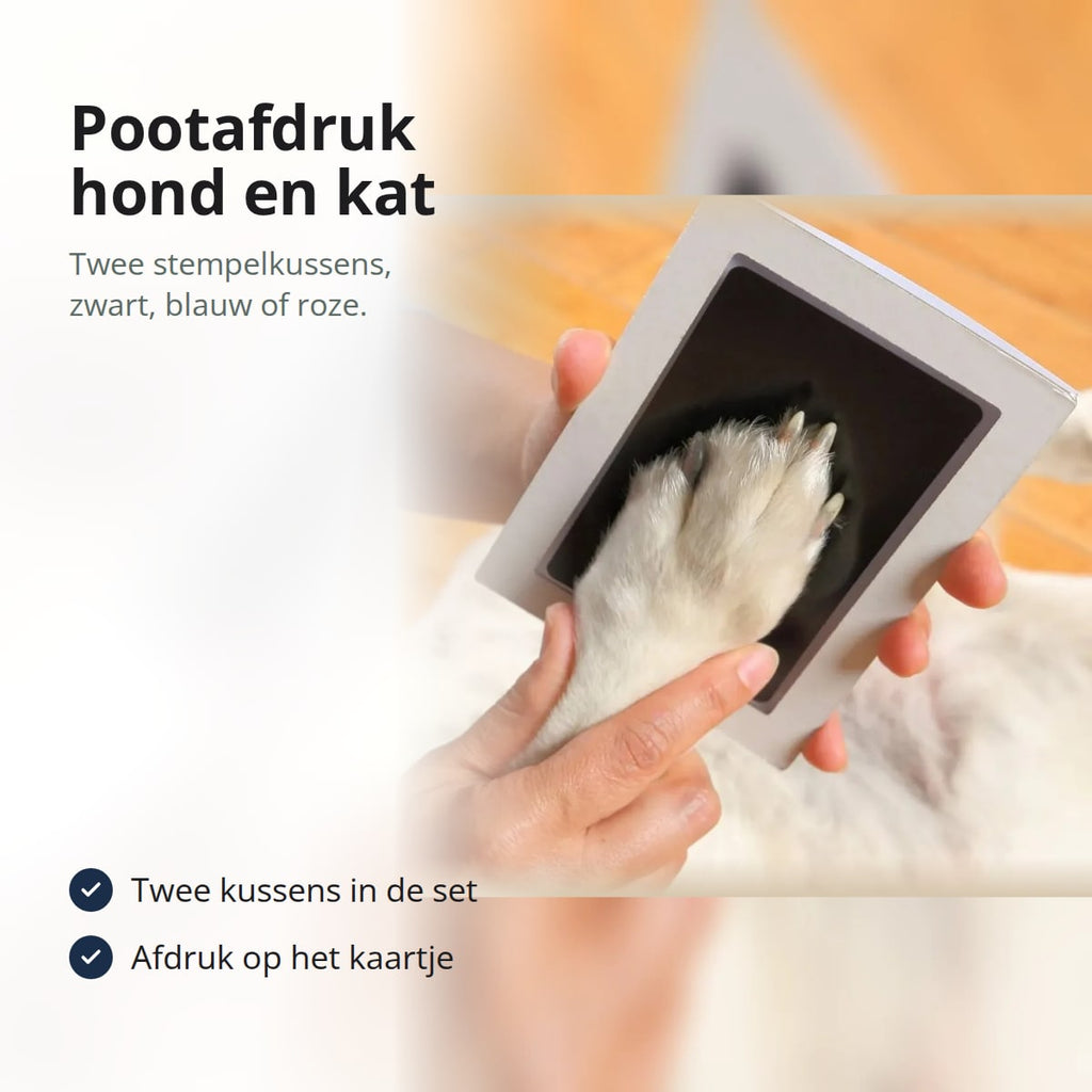 Witte hondenpoot die op een stempelkussen voor een pootafdruk wordt gedrukt, met de tekst: twee kussens in de set, afdruk op het kaartje