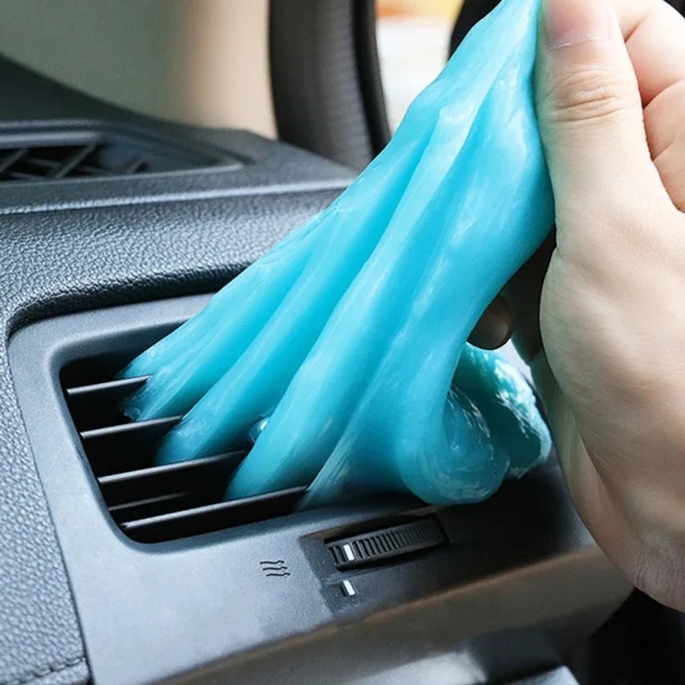 De gel wordt in het ventilatierooster gedrukt en neemt het stof mee