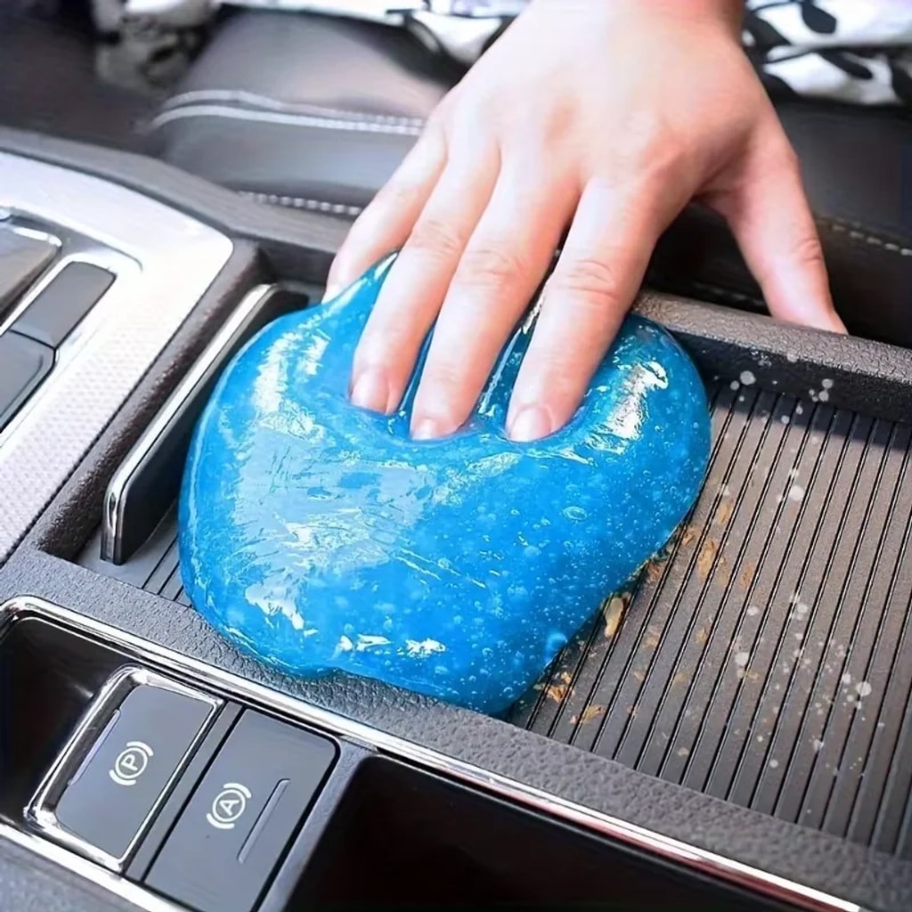 De gel tilt kruimels uit de middenconsole