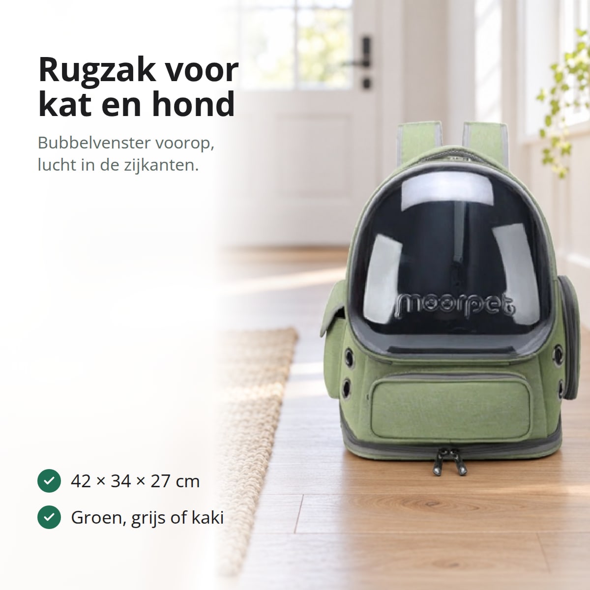 Groene rugzak voor hond en kat met bubbelvenster, staand op een houten vloer in een lichte gang