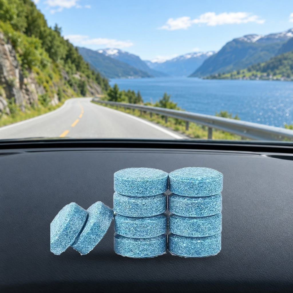 Ruitenwisservloeistof-tabletten op het dashboard voor een schone voorruit
