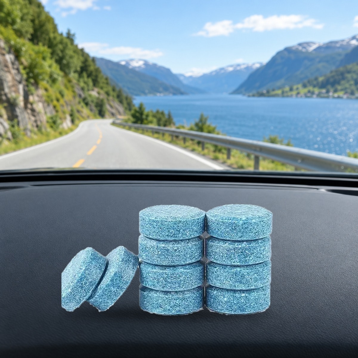Ruitenwisservloeistof-tabletten op het dashboard voor een schone voorruit