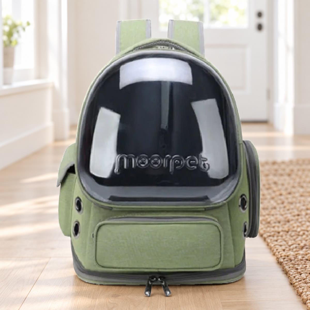 Groene dierenrugzak met bubbelvenster, staand op een houten vloer in een lichte gang