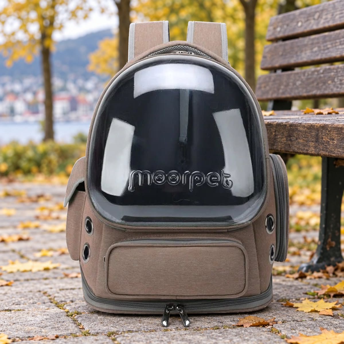 Kakikleurige dierenrugzak met bubbelvenster, bij een parkbankje in de herfst