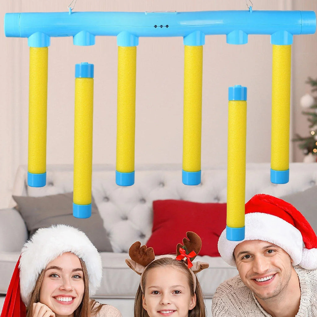 Het blauwe spel boven de bank opgehangen, terwijl een gezin met kerstmutsen eronder zit