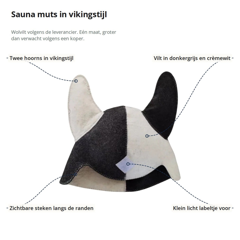 De vikingmuts met aanduidingen: twee hoorns in vikingstijl, vilt in donkergrijs en crèmewit, klein licht labeltje aan de voorkant en zichtbare steken langs de randen