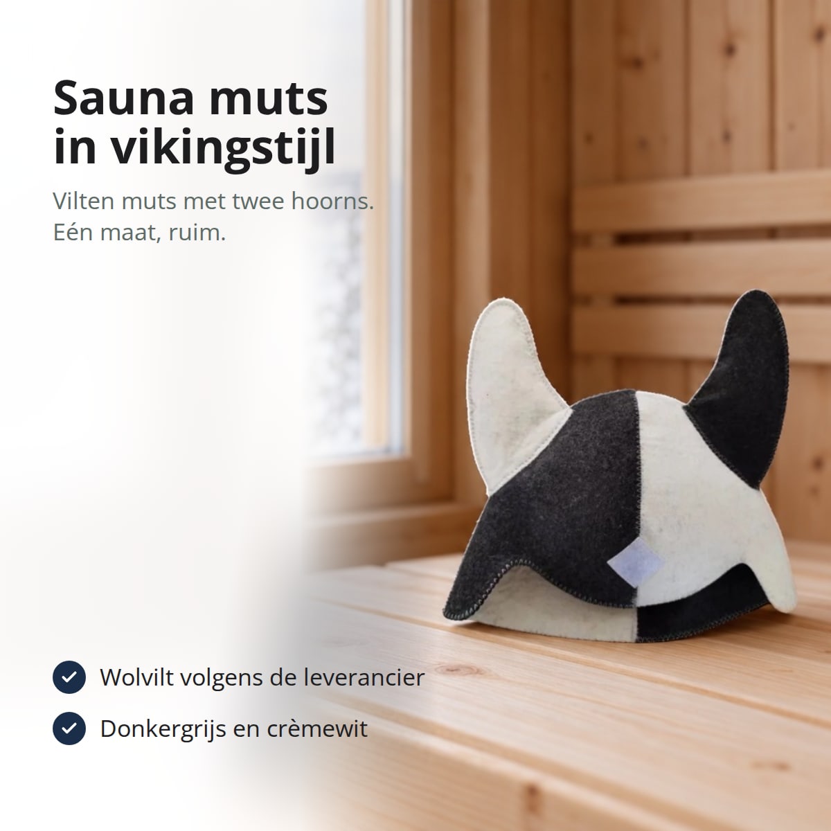 Vilten saunamuts met twee hoorns in donkergrijs en crèmewit op een saunabank, met de tekst: sauna muts in vikingstijl, vilten muts met twee hoorns, één maat, ruim; wolvilt volgens de leverancier; donkergrijs en crèmewit