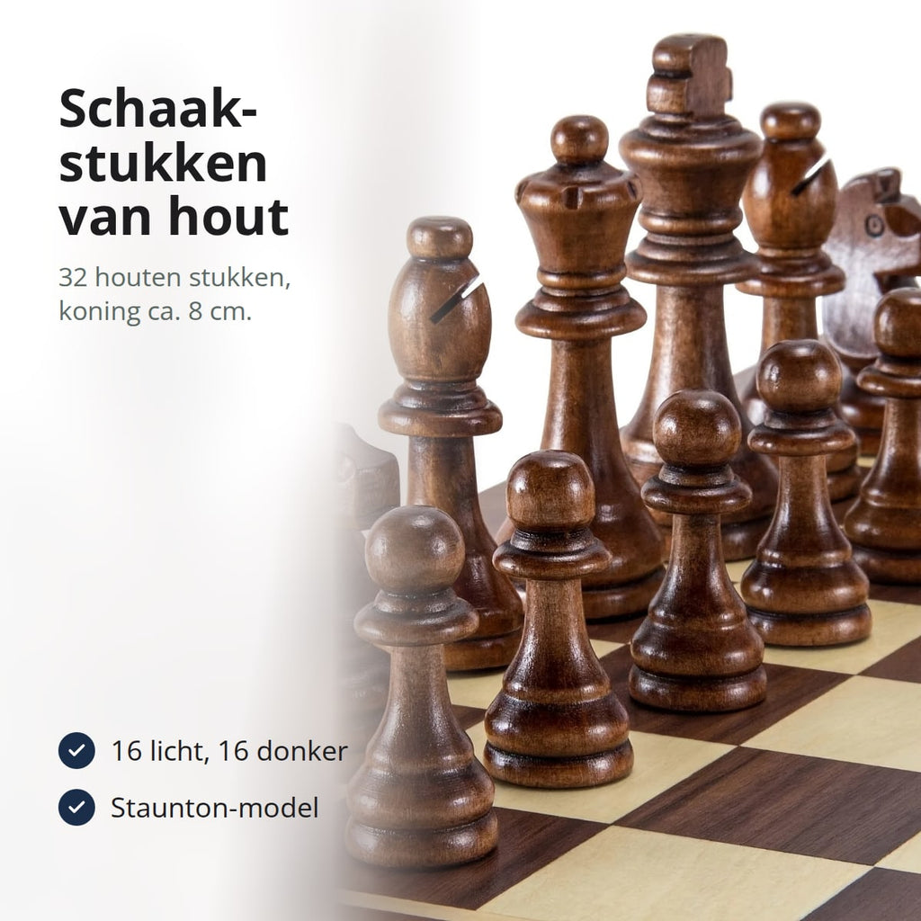 Donkere houten schaakstukken met koning en dame op een schaakbord