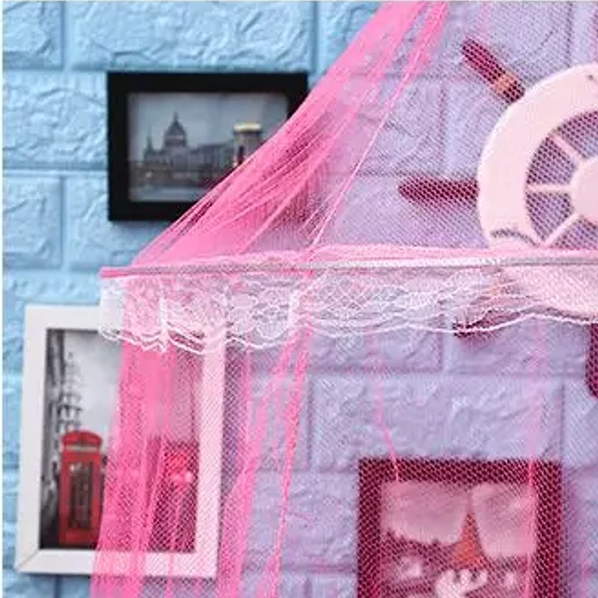 Close-up van de kanten rand langs de ring en het dunne roze net dat naar beneden valt