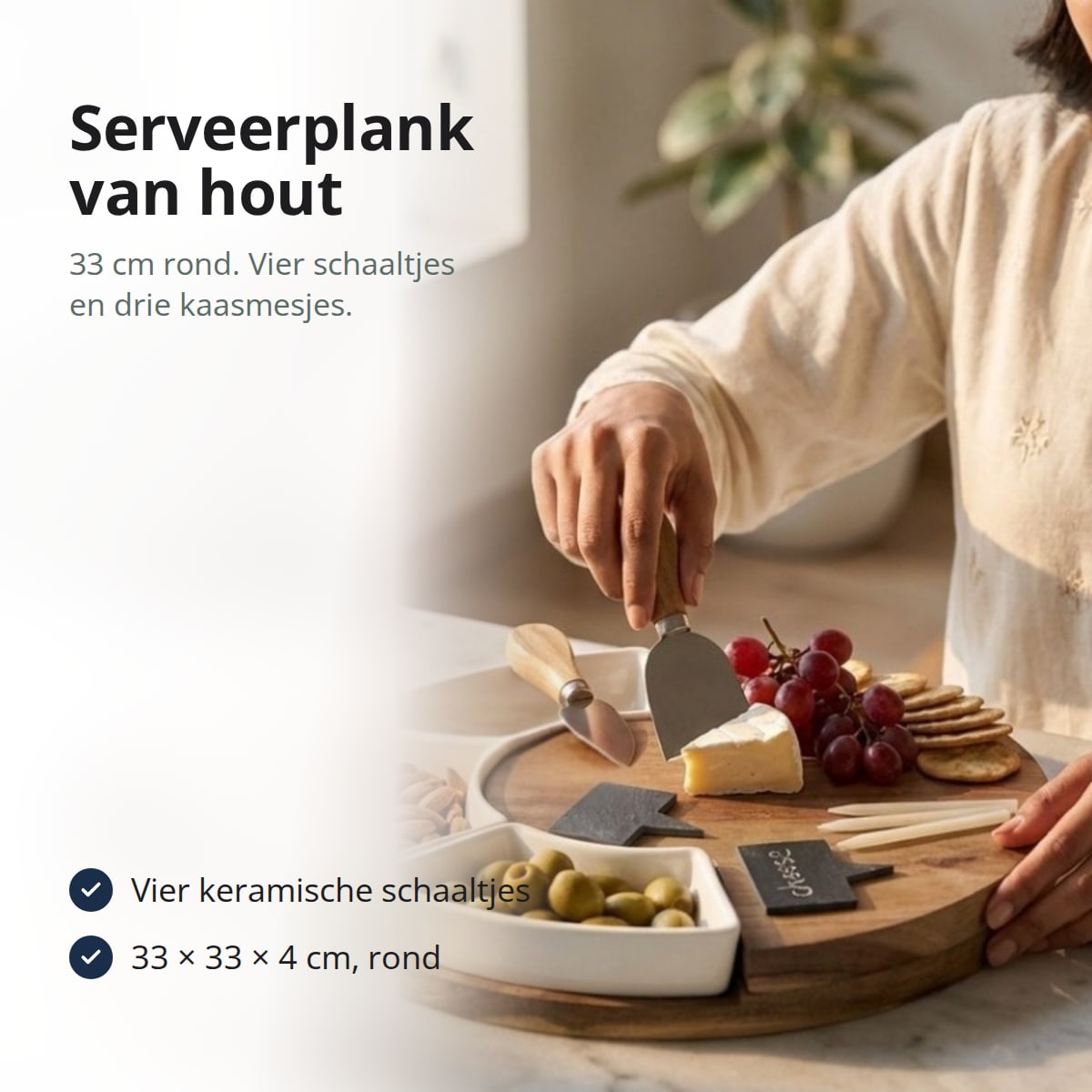 Ronde serveerplank van hout met vier witte keramische schaaltjes rond de rand en drie kaasmesjes