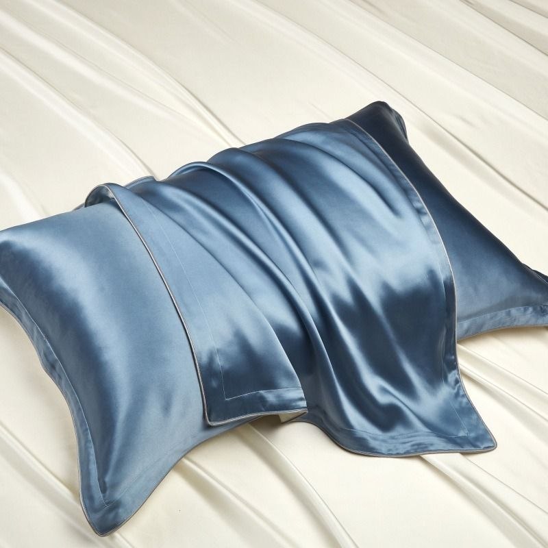 Zijden kussensloop van moerbeizijde met smalle contrastrand – Blauw