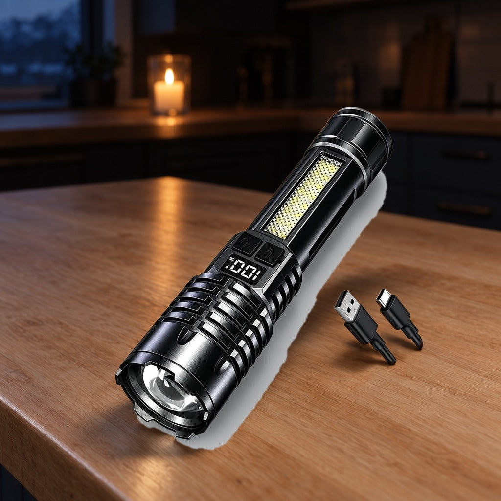 Oplaadbare zaklamp met laadkabel op een aanrecht tijdens een stroomstoring, met een brandende kaars op de achtergrond