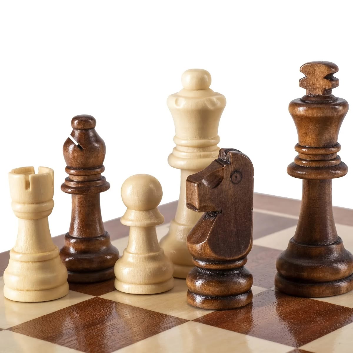 Lichte en donkere houten schaakstukken op een schaakbord, met koning, dame, paard, loper en pion