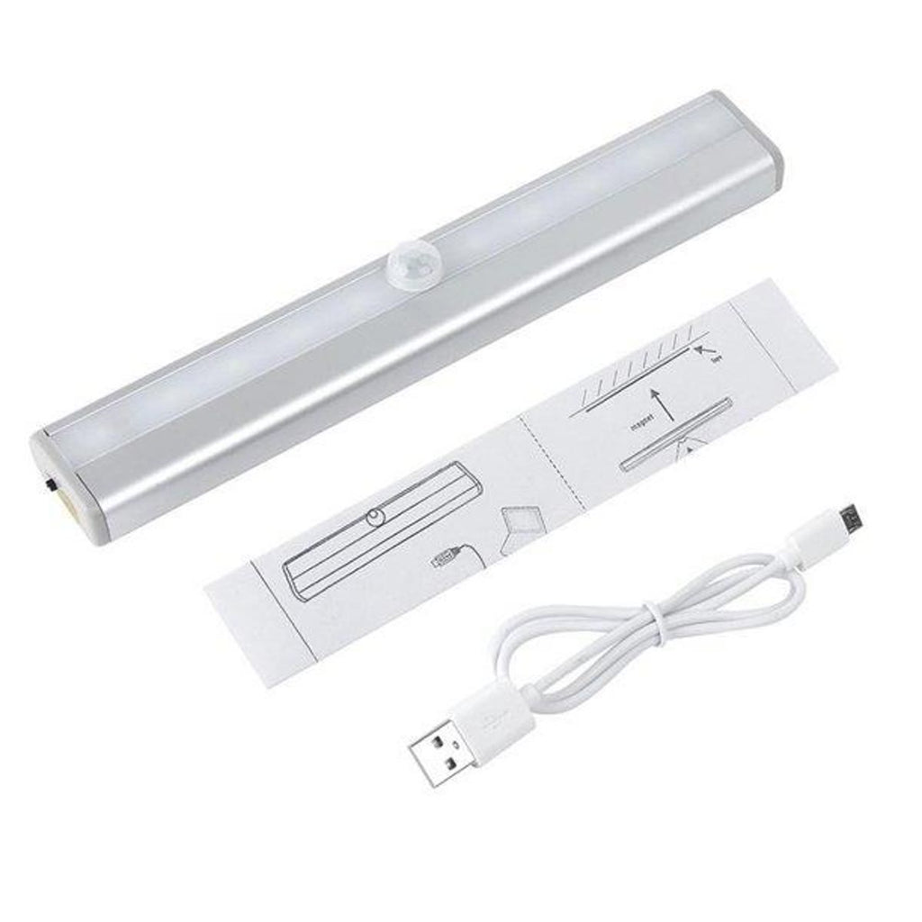 De strip met magneetplaat, tape en USB-laadkabel ernaast