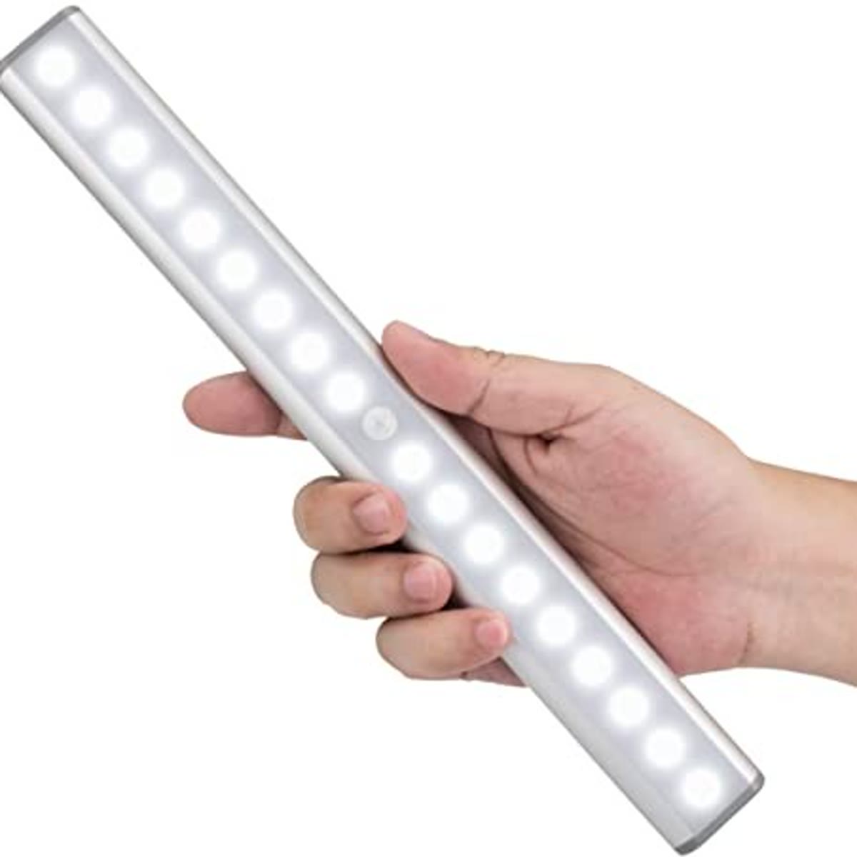 De ledstrip in een hand, met de leds aan