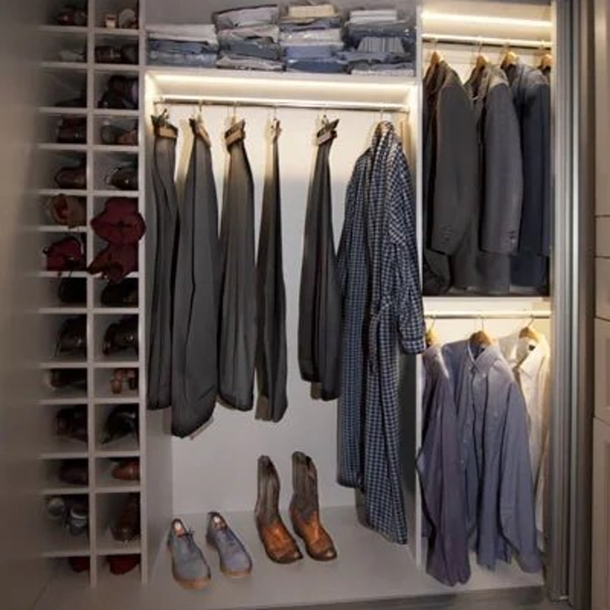 Kledingkast met kleding waarin de ledstrip de planken verlicht