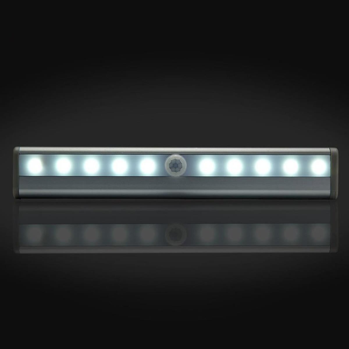 Twee ledstrips van voren en van achteren gezien tegen een donkere achtergrond