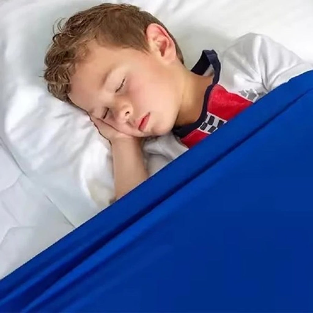 Slapende jongen met de blauwe slaaptunnel tot aan de schouders