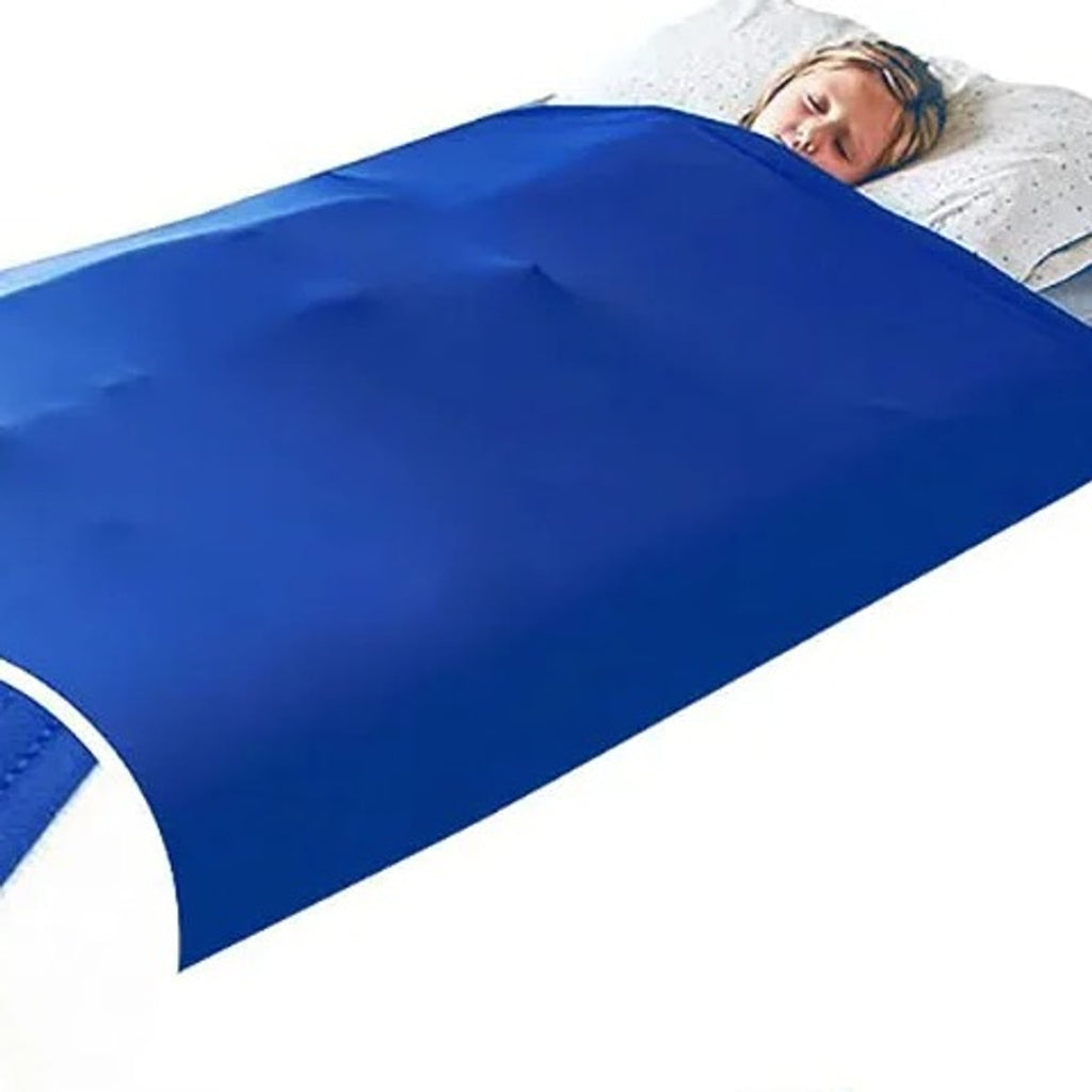 Blauwe slaaptunnel strak om een eenpersoonsmatras, met een kind eronder