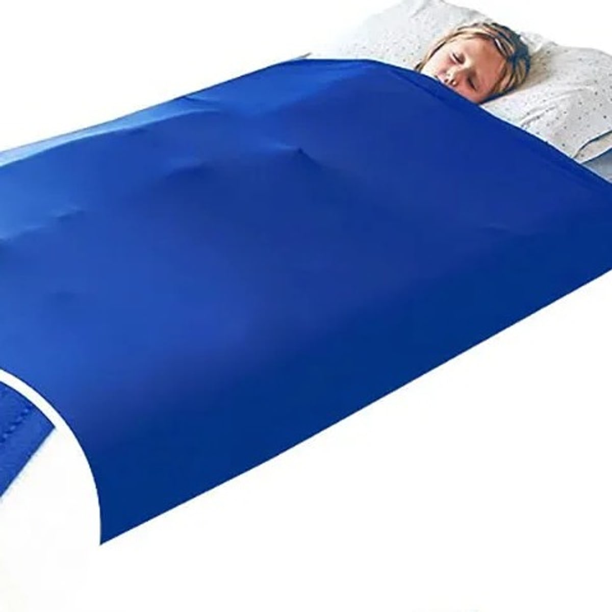 Blauwe slaaptunnel strak om een eenpersoonsmatras, met een kind eronder