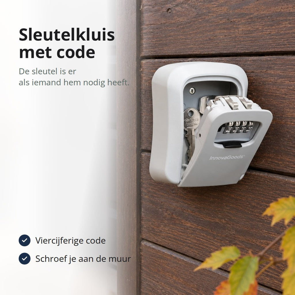 Open grijze sleutelkluis met sleutels erin aan een muur van donker hout