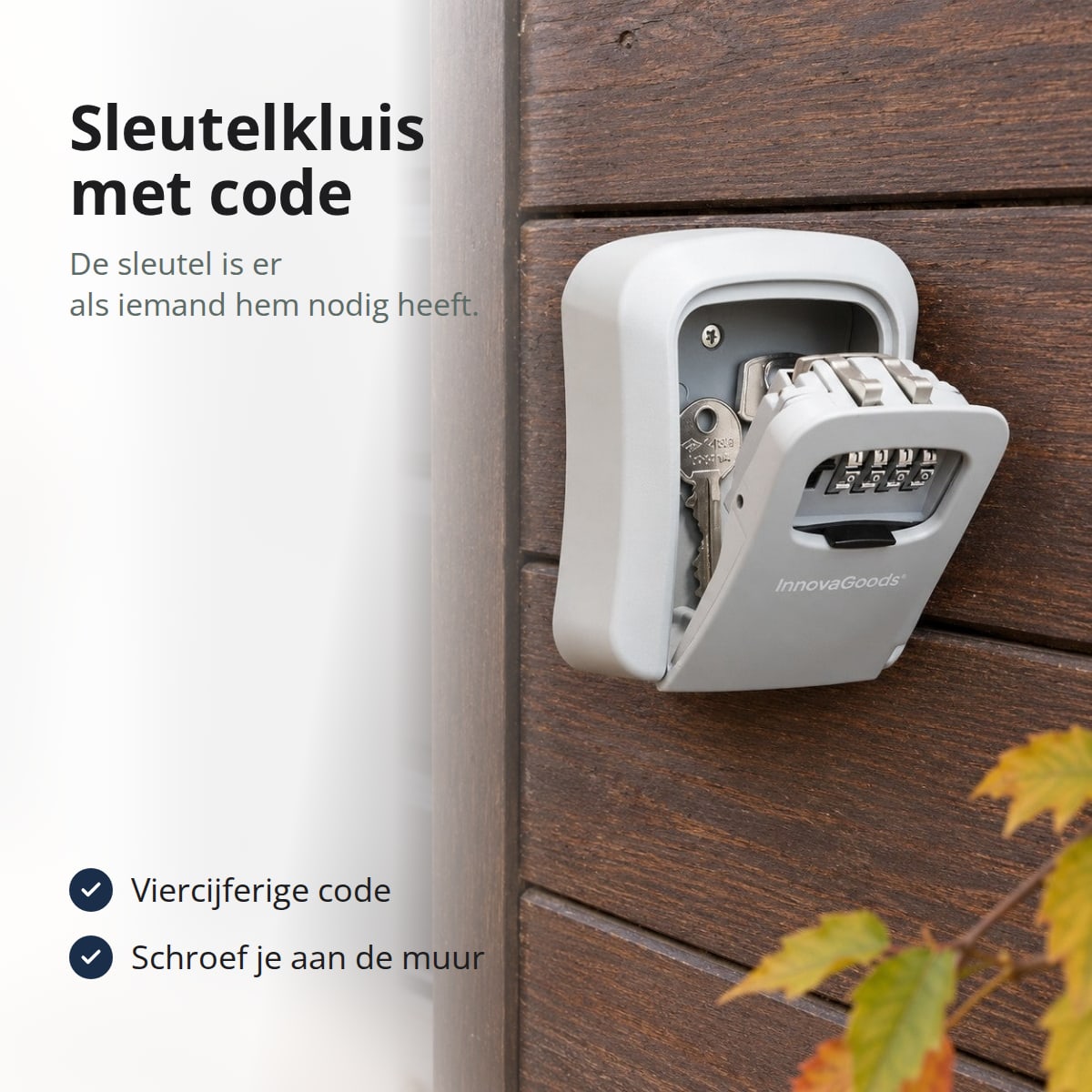 Open grijze sleutelkluis met sleutels erin aan een muur van donker hout