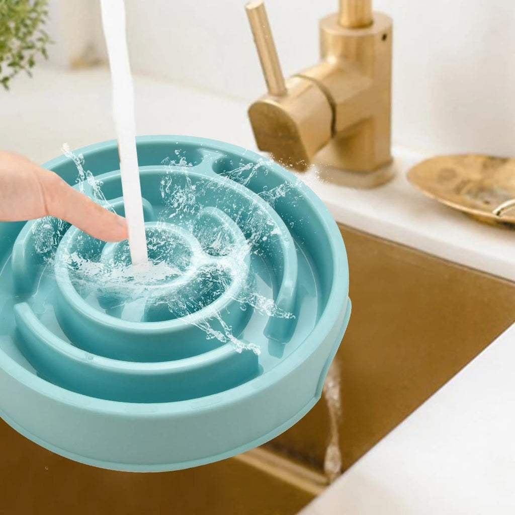 Turquoise anti-schrokbak die in de keuken onder de kraan wordt afgespoeld