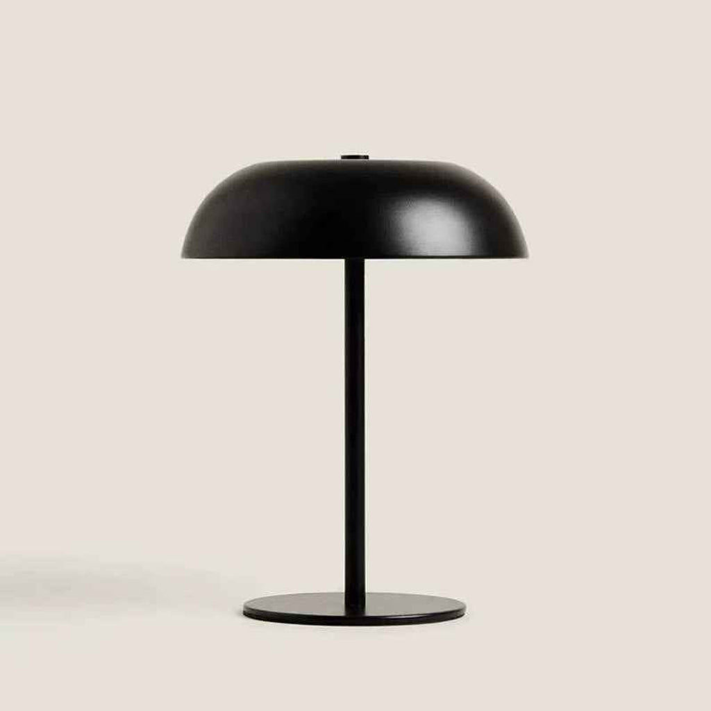 Mushroom lamp in zwart op een beige achtergrond