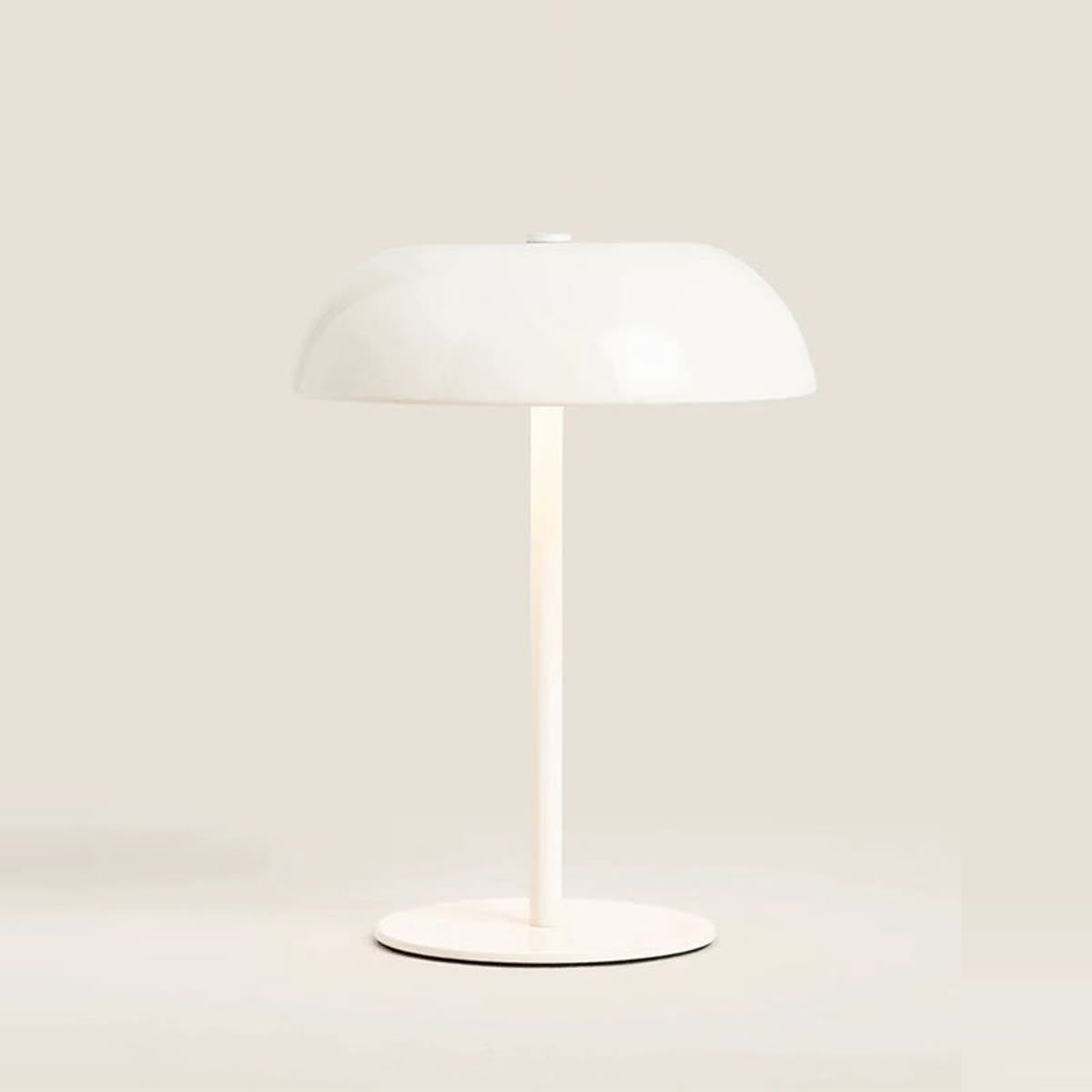 Mushroom lamp in wit op een beige achtergrond