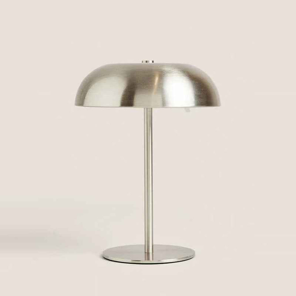 Mushroom lamp in geborsteld zilver op een beige achtergrond