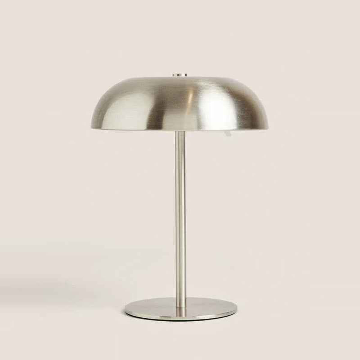 Mushroom lamp in geborsteld zilver op een beige achtergrond