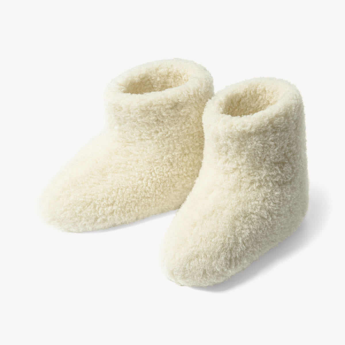 Witte wollen pantoffels in hoog model, gefotografeerd tegen een lichte achtergrond