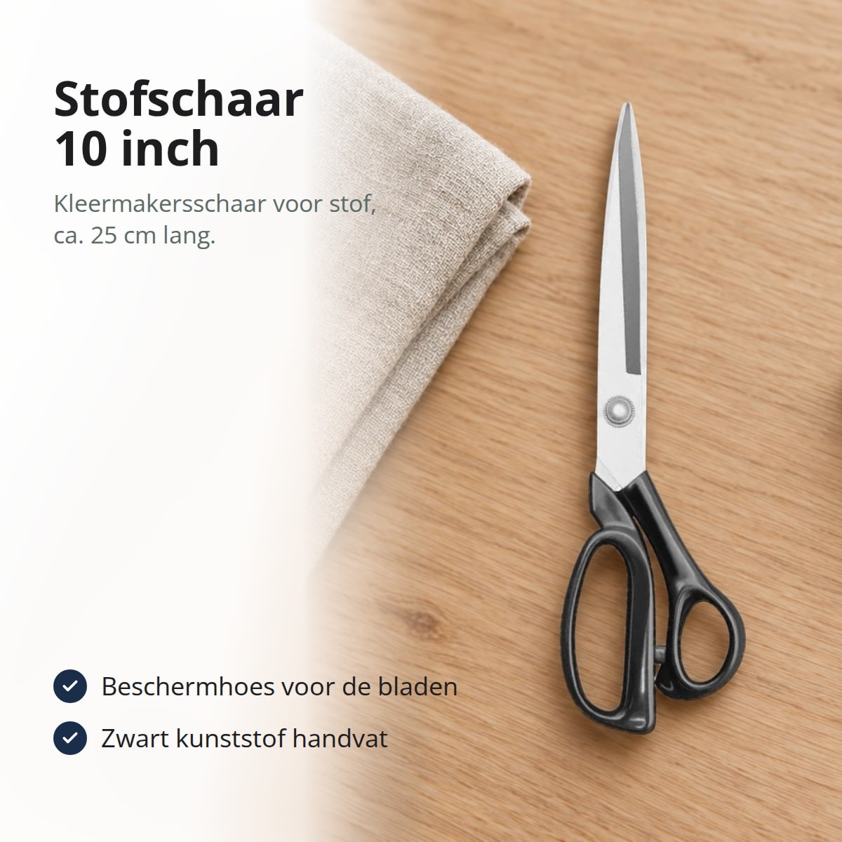 Stofschaar met lange bladen en zwart handvat op een houten tafel naast linnen, met de tekst: beschermhoes voor de bladen, zwart kunststof handvat